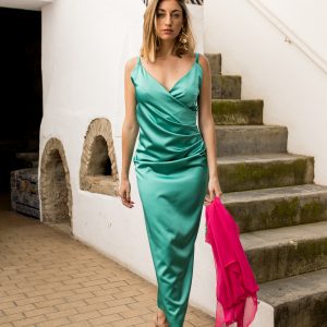 invitada perfecta en vestido satinado