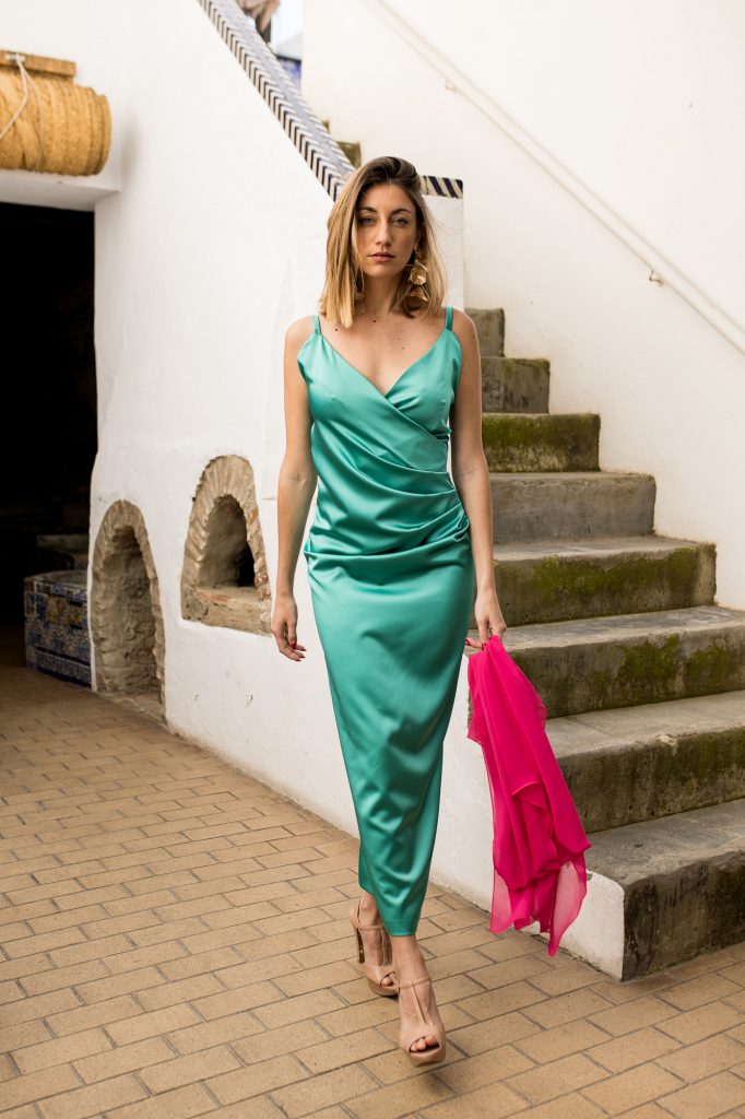 invitada perfecta en vestido satinado