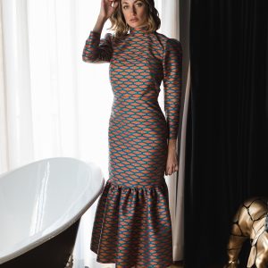 Invitada con estilo luciendo vestido de fiesta en evento al aire libre