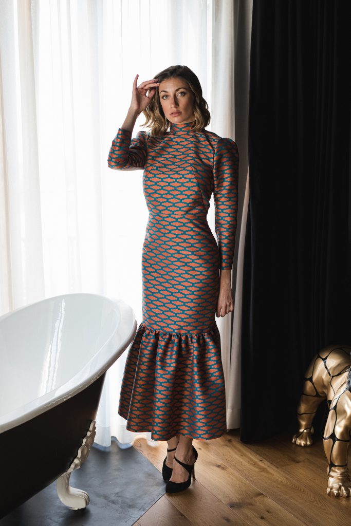 Invitada con estilo luciendo vestido de fiesta en evento al aire libre