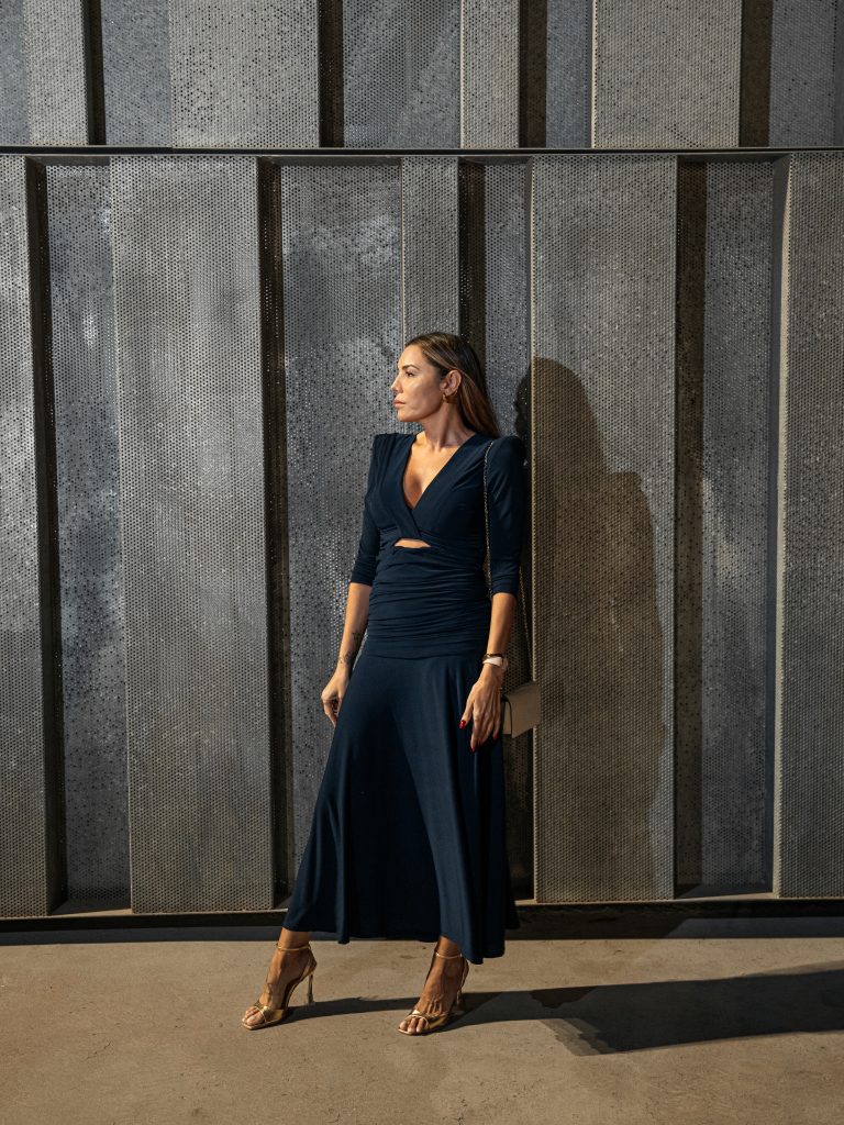 estilo invitada perfecta con vestido midi